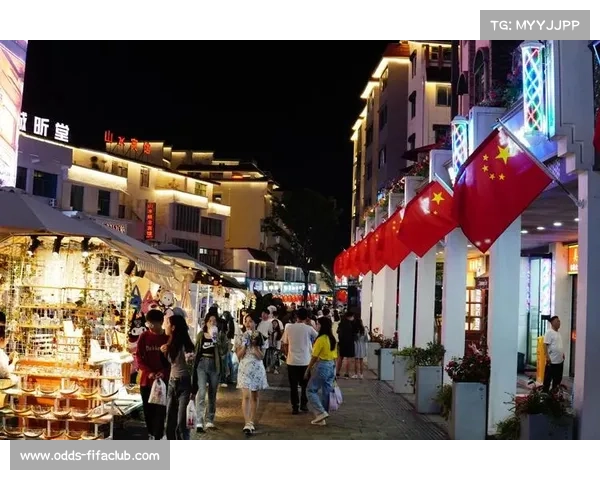 胡志明市街头足球文化崛起 小巷电视前观赛人潮涌动 胡志明市街头足球文化崛起 小巷电视前观赛人潮涌动